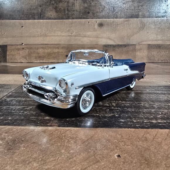 Welly 1955 Oldsmobile Super 88 Convertible Diecast - Picture 2 of 12